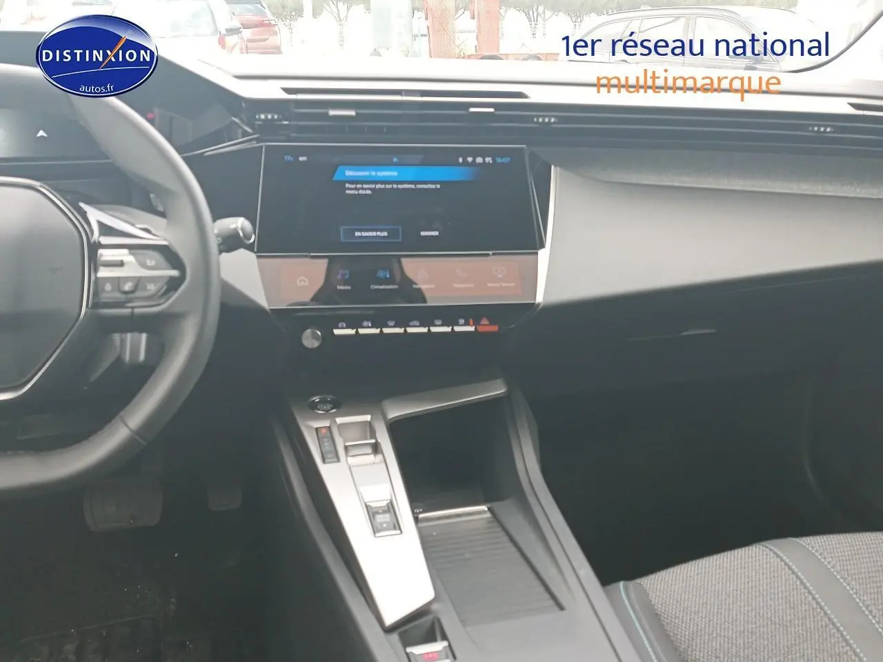 Intérieur Peugeot 308 SW 1.2 hybrid 145 allure, vue du tableau de bord et console centrale moderne avec écran tactile.