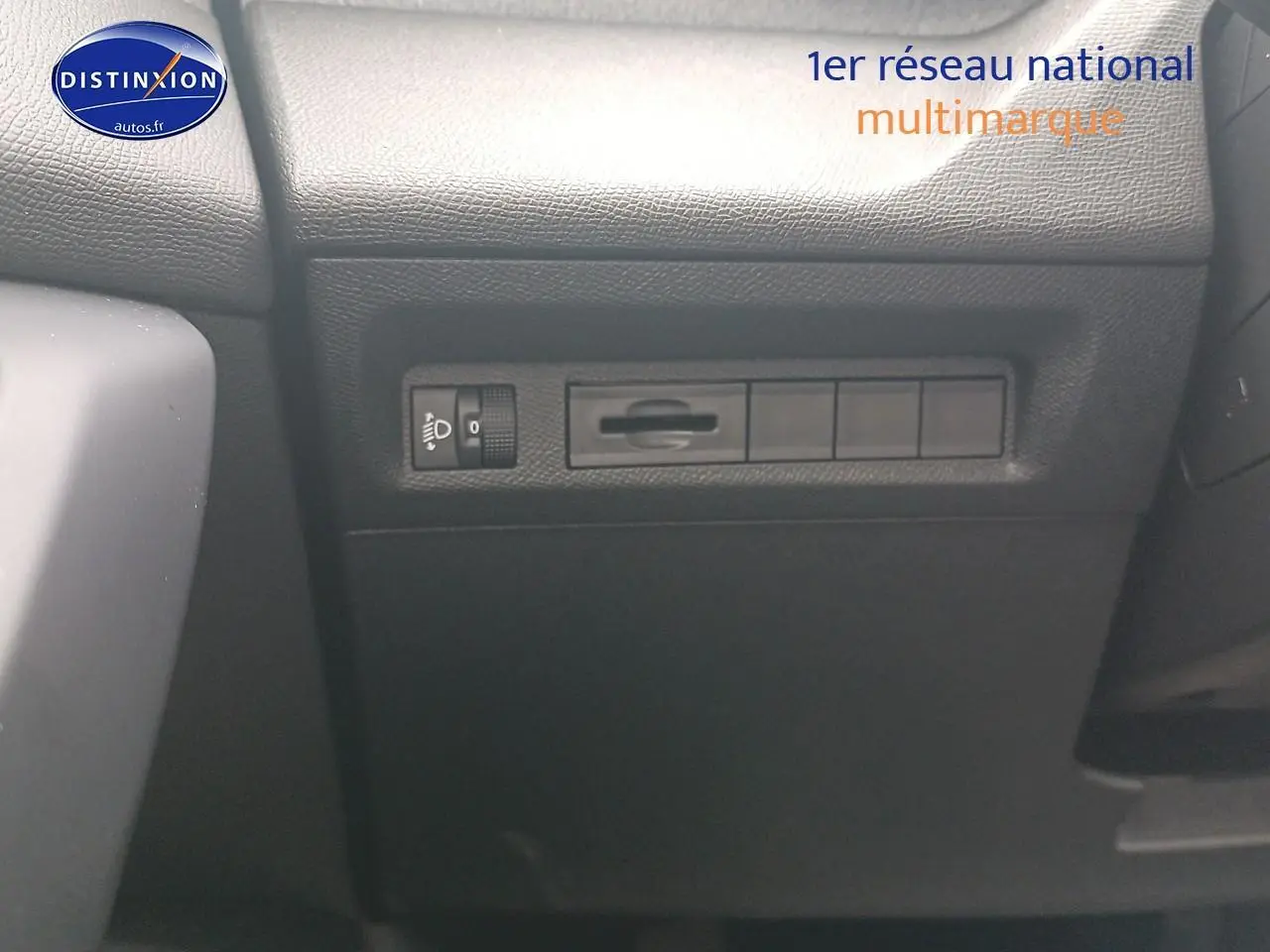Détail du tableau de bord côté gauche de la Peugeot 308 SW gris sélénite, avec commandes d’éclairage et réglages.