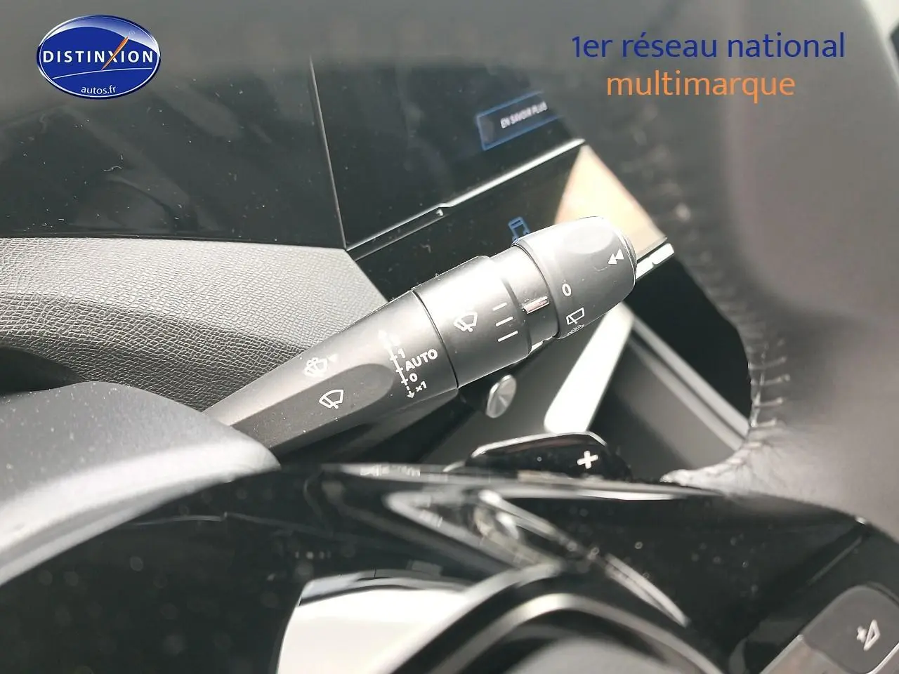 Gros plan sur la commande des essuie-glaces à gauche du volant d’une Peugeot 308 SW gris sélénite, intérieur moderne.
