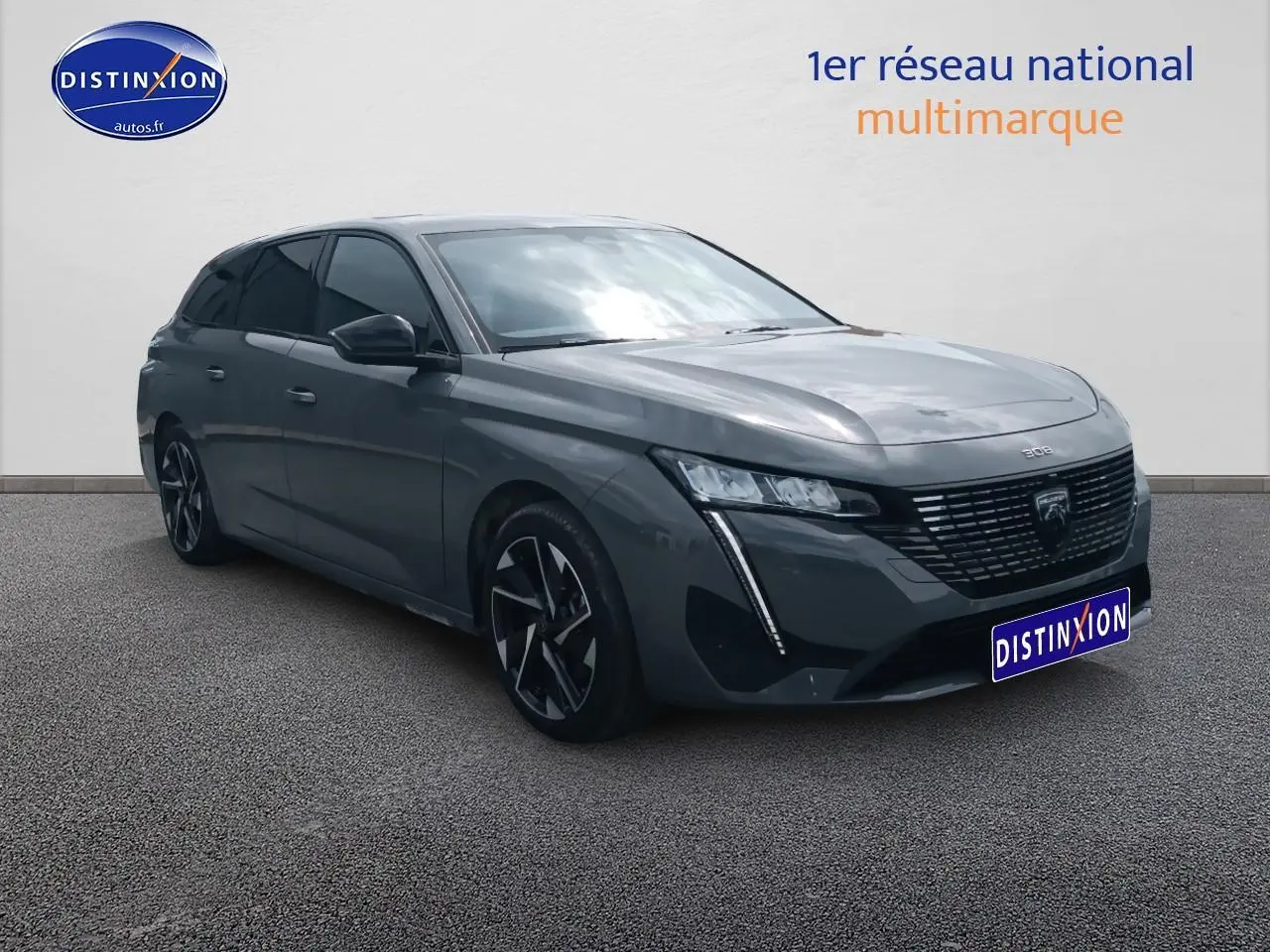 Peugeot 308 SW gris sélénite vue 3/4 avant droit, avec calandre noire et jantes alliage distinctives.