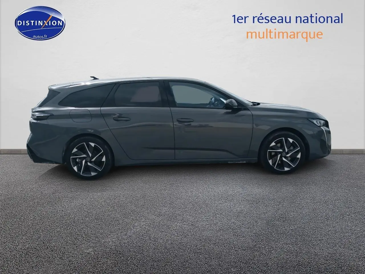 Profil droit d'une Peugeot 308 SW gris sélénite 2025 avec jantes alliage et vitres arrière surteintées.