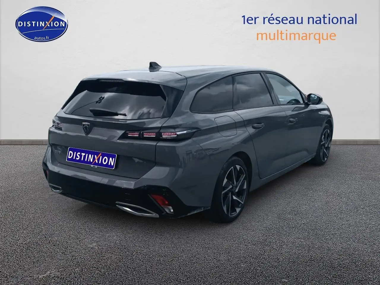 Peugeot 308 SW gris sélénite vue 3/4 arrière droit avec vitres surteintées et jantes alu distinctives.