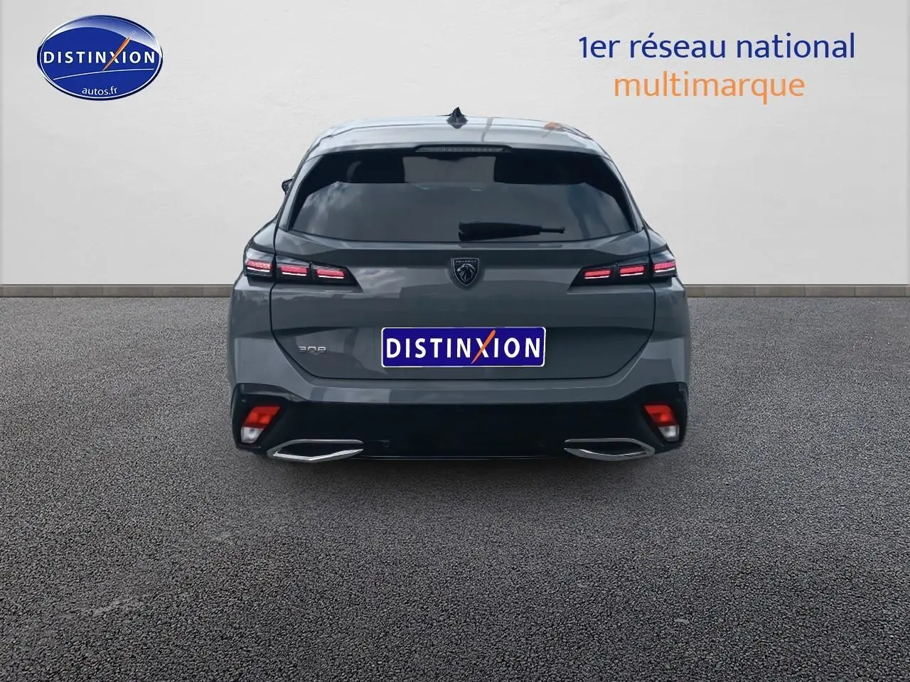 Vue arrière d'une Peugeot 308 SW gris sellenium avec feux LED et double sortie d'échappement chromée.