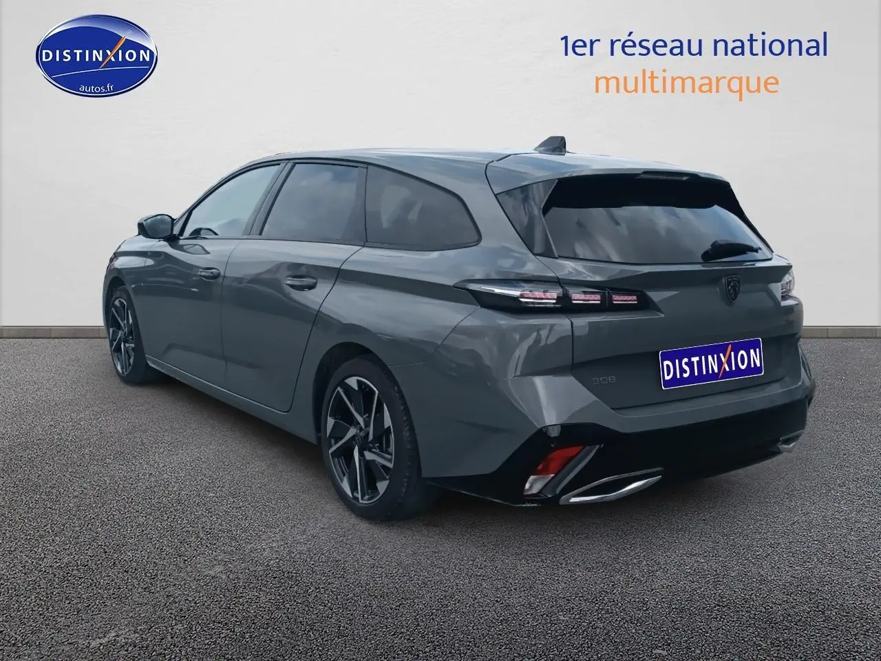 Peugeot 308 SW gris sellenium vue 3/4 arrière droit avec feux LED et jantes alliage distinctives.