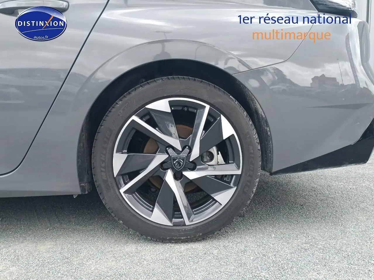 Gros plan sur la roue arrière droite de la Peugeot 308 SW gris sélénite avec jante alu au design moderne.