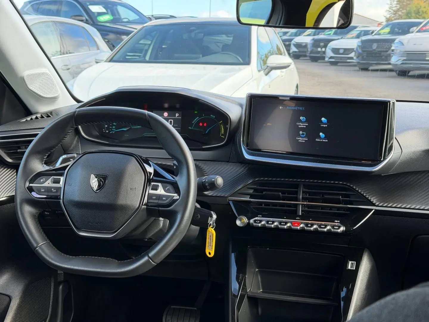 Intérieur Peugeot 208 1.2 Hybrid 110ch Style 2025, vue du poste de conduite avec volant compact et écran tactile central.