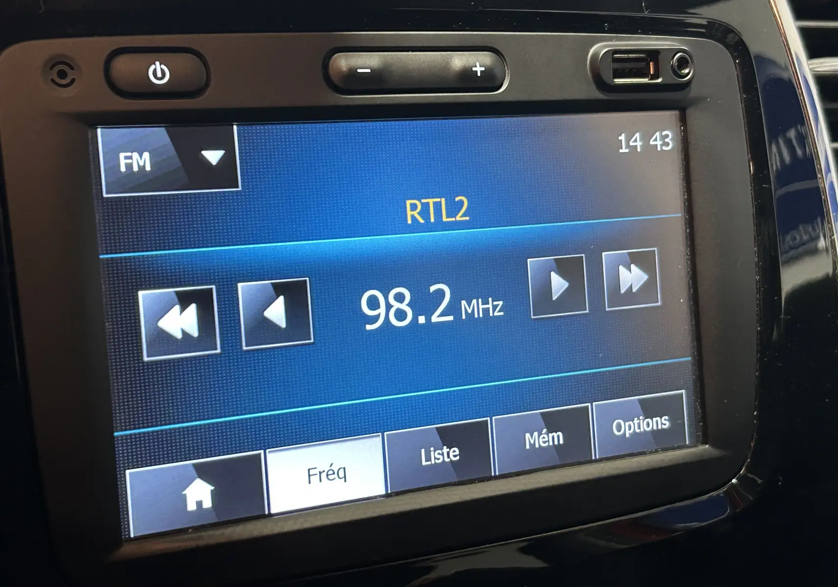 Écran tactile du système multimédia GPS affichant la radio RTL2 à 98,2 MHz dans un Renault Captur 2014.