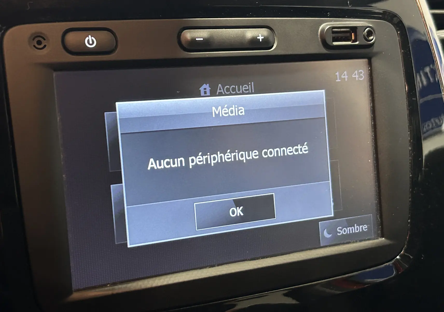 Écran central du tableau de bord du Renault Captur 2014 affichant un message "Aucun périphérique connecté".