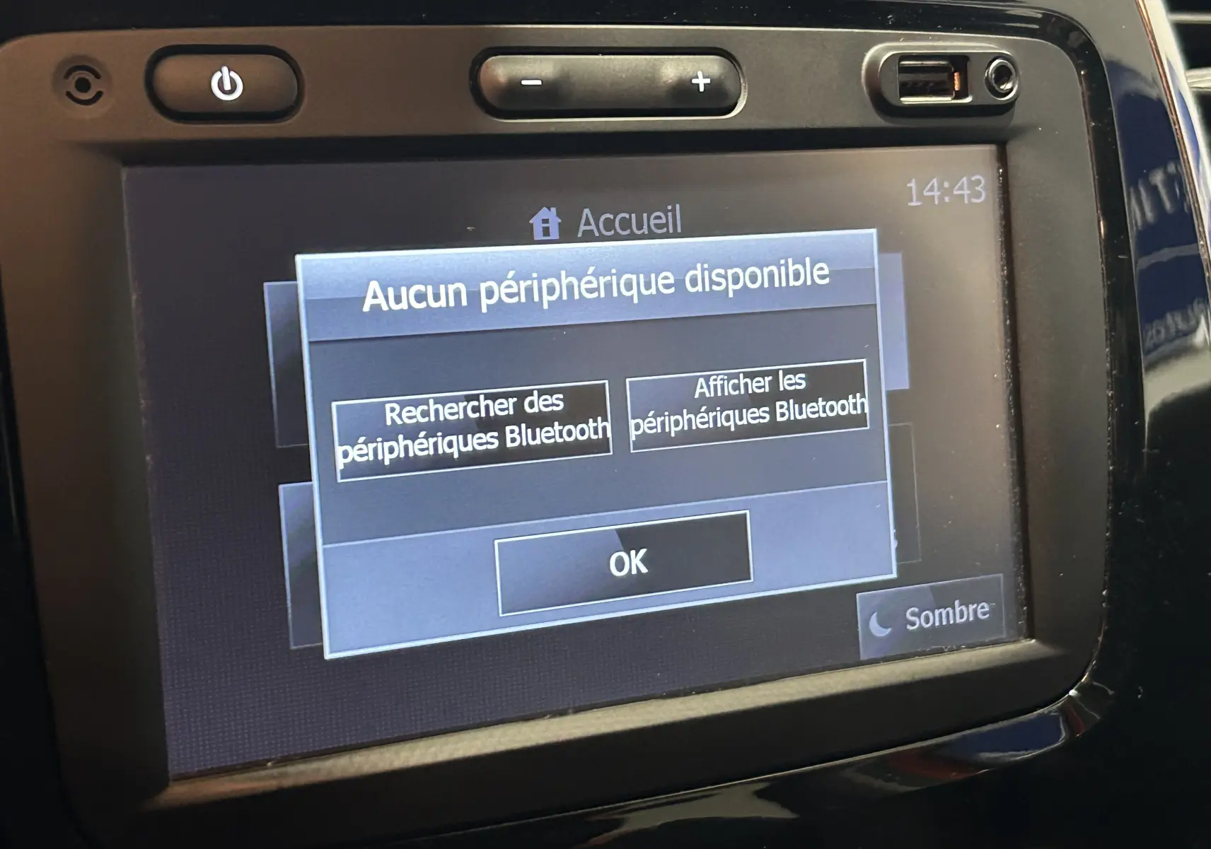 Écran tactile du système GPS du Renault Captur dCi 90ch energy Intens affichant un message Bluetooth.