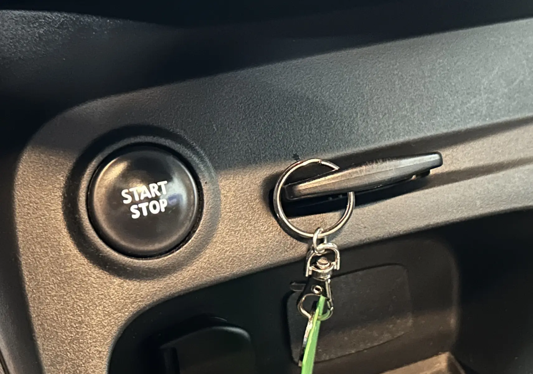 Gros plan intérieur sur le bouton Start Stop et la clé insérée dans le contacteur d'un Renault Captur dCi 90ch energy Intens.