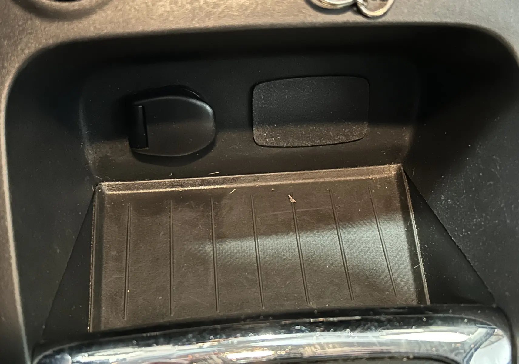 Gros plan sur le compartiment de rangement central noir du Renault Captur dCi 90ch energy Intens 2014.