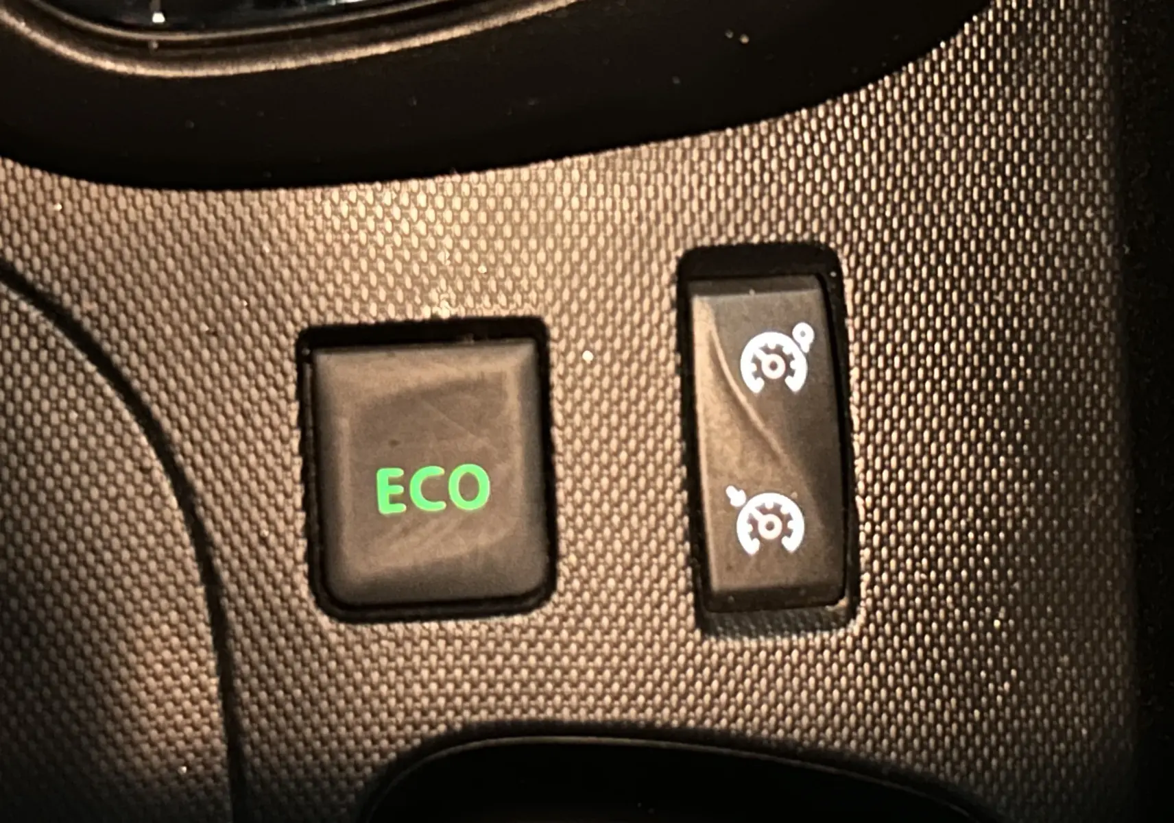 Gros plan sur les boutons ECO et régulateur de vitesse du tableau de bord du Renault Captur orange dCi 90ch energy Intens 2014.