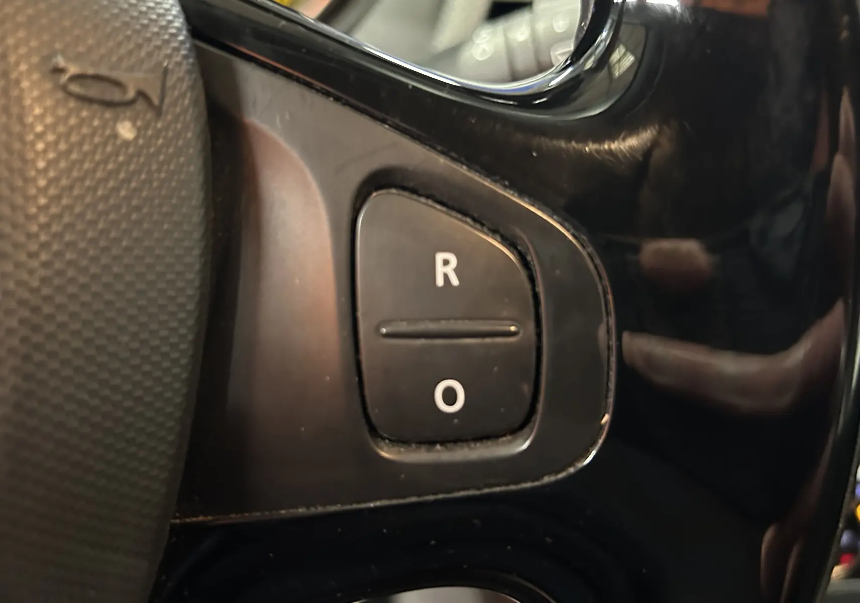 Gros plan sur les boutons R et O sur le volant noir du Renault Captur orange dCi 90ch energy Intens 2014.