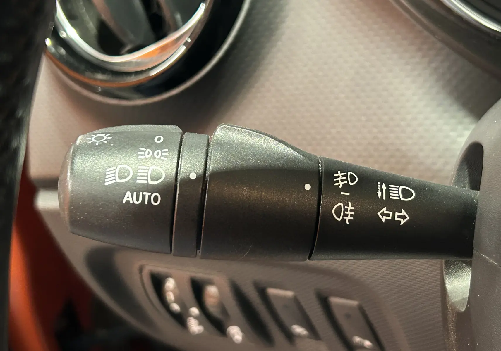 Gros plan sur la commande des phares et clignotants du Renault Captur orange, version dCi 90ch energy Intens 2014.