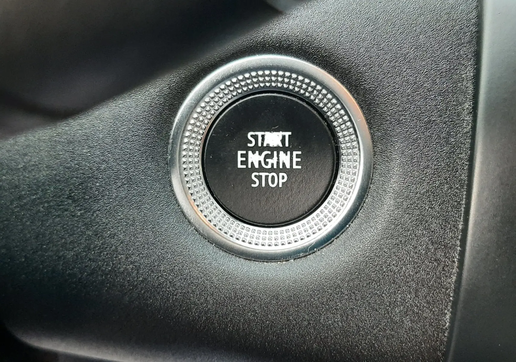 Gros plan sur le bouton Start Engine Stop du tableau de bord noir du Renault Captur bleu iron toit noir 2020.