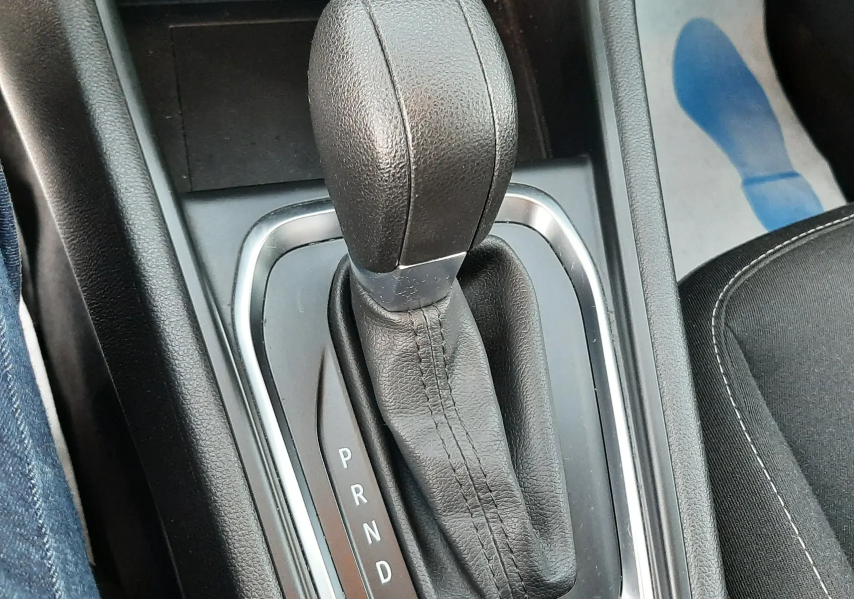 Le levier de vitesse automatique noir du Renault Captur 1.5 Blue dCi 115ch Business vu en gros plan intérieur.