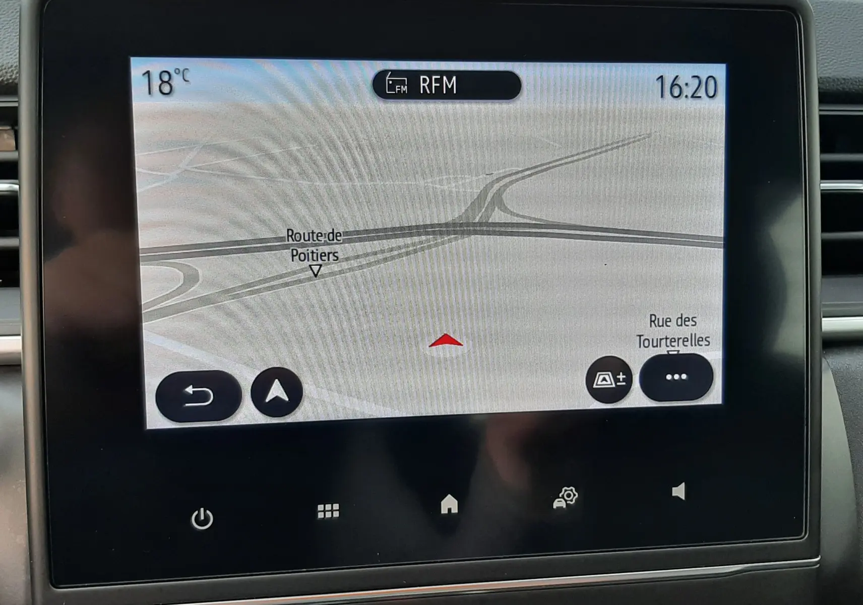Écran tactile central du Renault Captur 2020 affichant la navigation avec carte et température extérieure à 18°C
