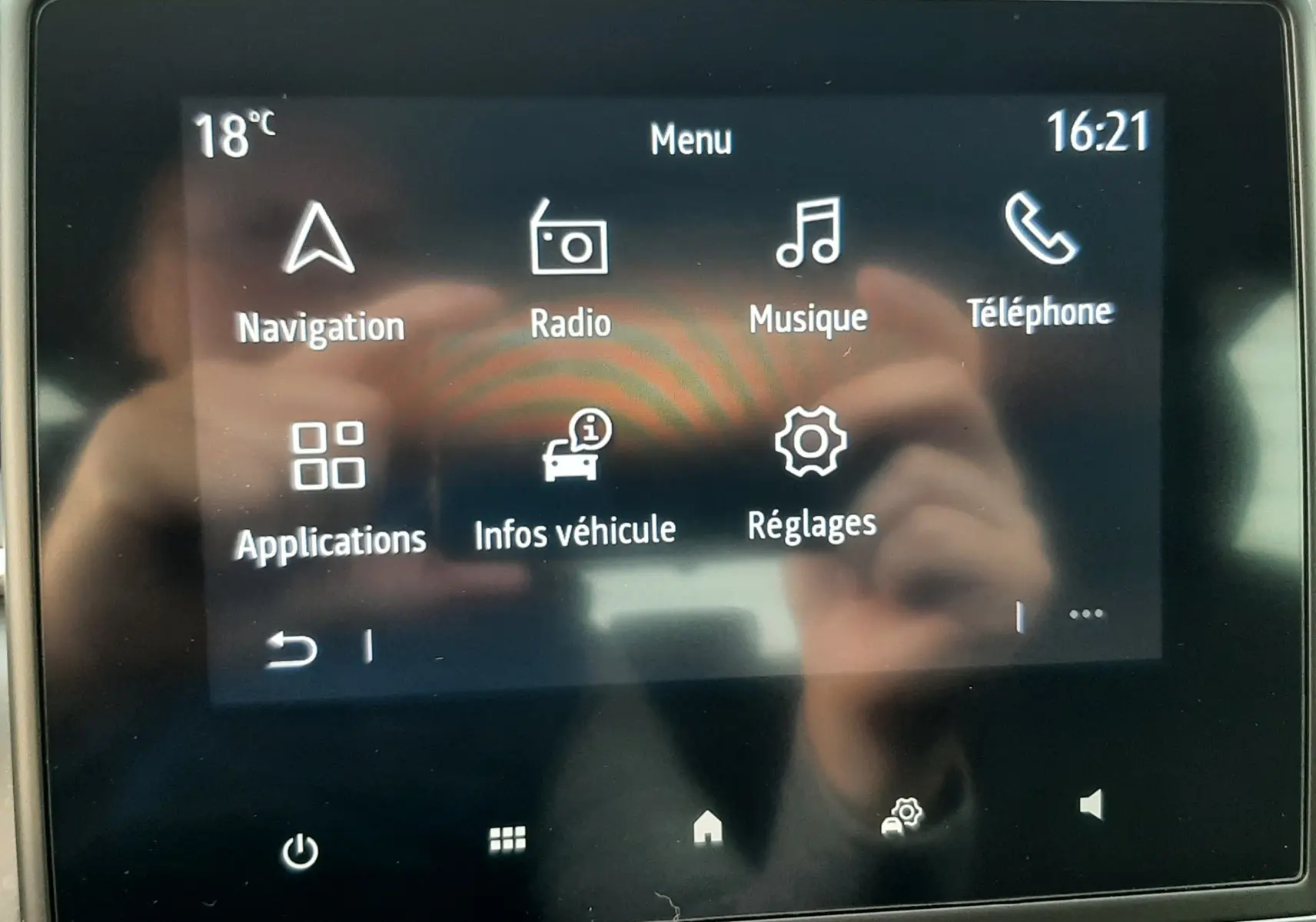 Écran tactile central du Renault Captur 2020 affichant le menu principal avec navigation, radio et réglages.