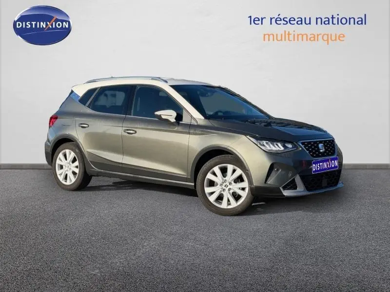 Vue 3/4 avant droite d'un SEAT Arona gris métallisé 2025 avec toit blanc et jantes argentées, version X-PERIENCE SPECIAL.