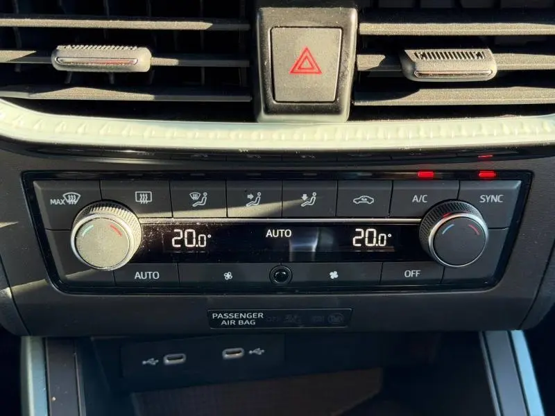 Détail du tableau de bord du SEAT Arona 2025 montrant la commande de climatisation digitale à double zone à 20°C.