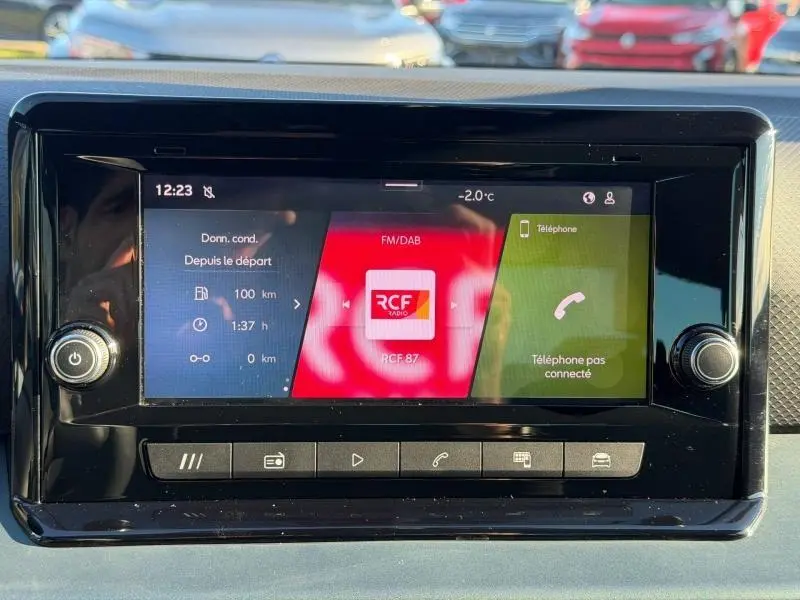 Écran tactile central du tableau de bord du SEAT Arona 2025, affichant radio et informations de conduite.