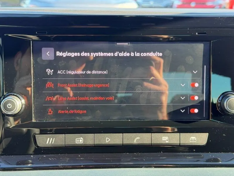 Écran central du SEAT Arona 2025 affichant les réglages des aides à la conduite avec options activées, vue de face.