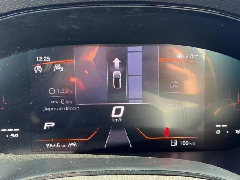 Tableau de bord numérique du SEAT Arona 2025 affichant la vitesse à 0 km/h et l'assistance au stationnement.