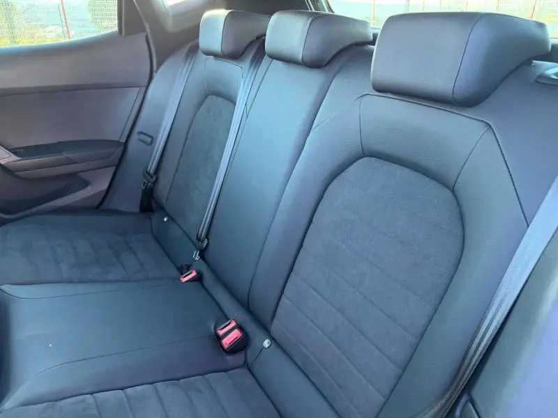 Vue intérieure côté droit des sièges arrière noirs en tissu et cuir du SEAT Arona 2025, version X-PERIENCE SPECIAL.