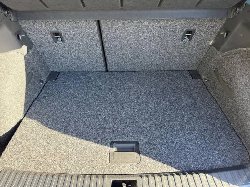 Coffre spacieux vu de face, revêtement gris, du SEAT Arona 2025 version essence avec finition X-PERIENCE SPECIAL.