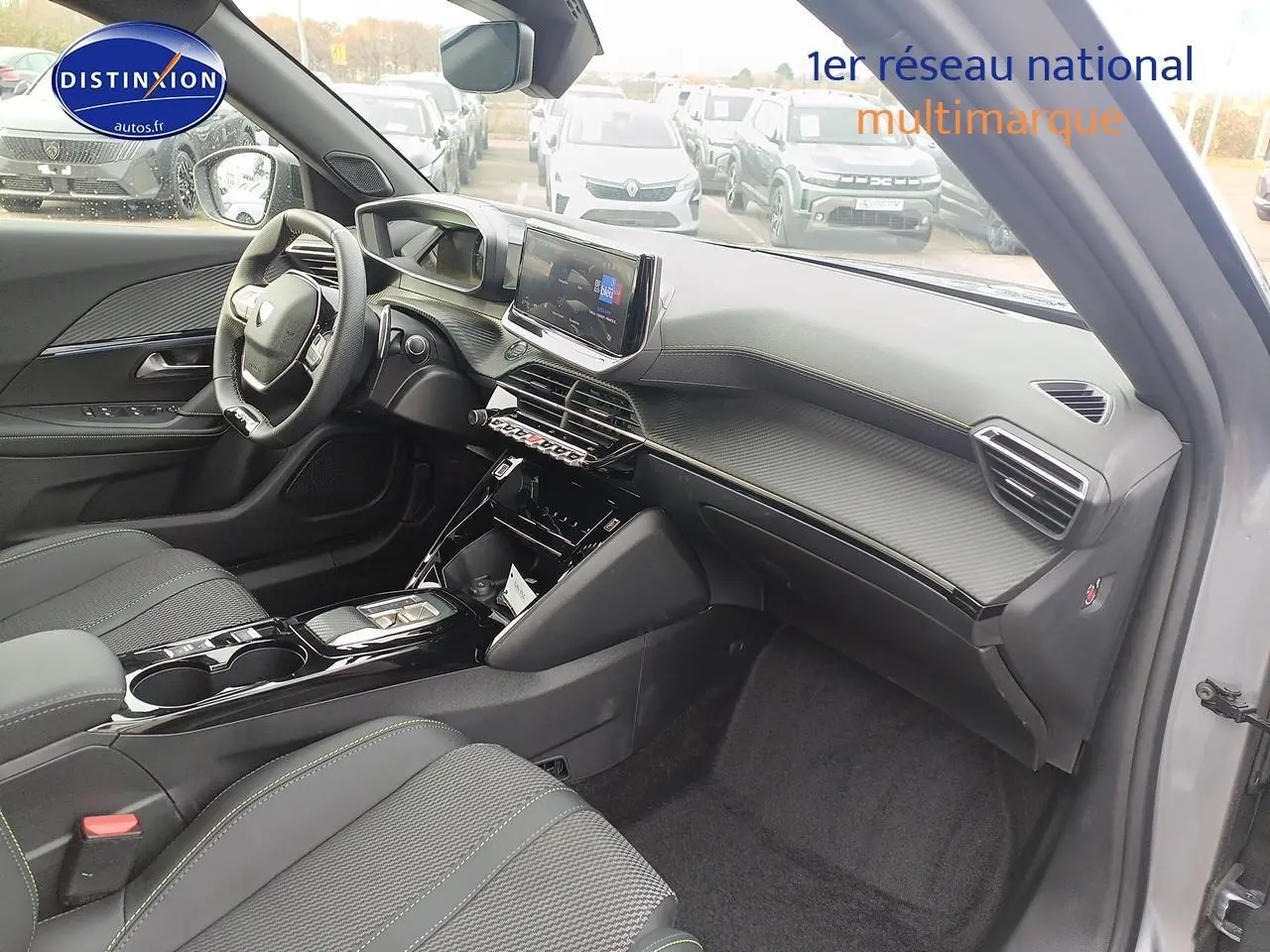 Intérieur avant droit du Peugeot 2008 gris Artense, avec tableau de bord moderne et écran tactile central.