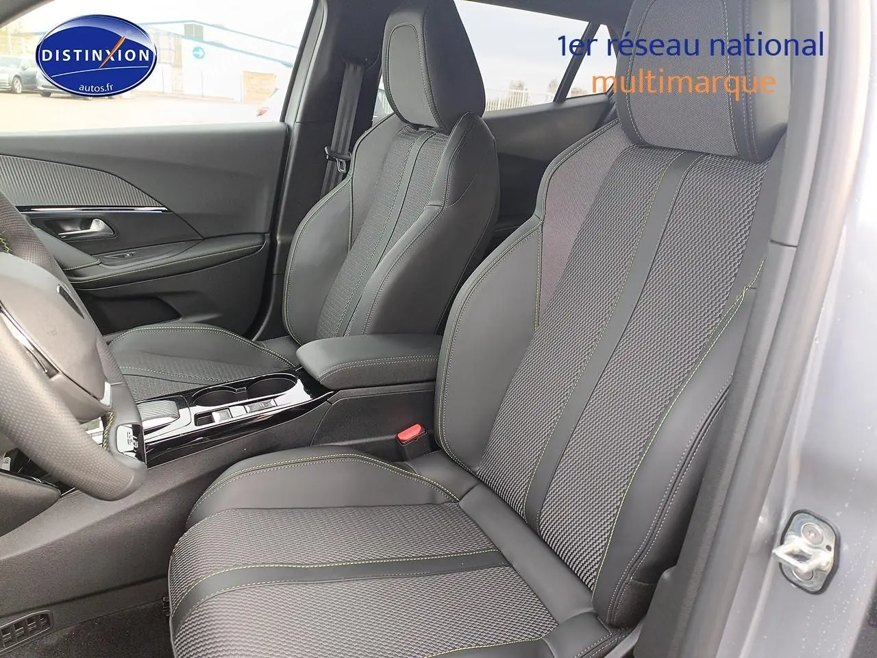 Vue intérieure côté conducteur de la Peugeot 2008 1.2 hybrid 145 GT e-DCS6 avec sièges tissu et cuir gris anthracite.