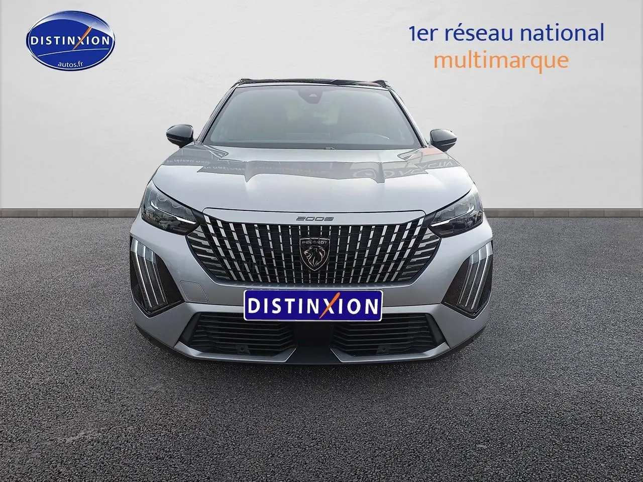 Vue avant d'un Peugeot 2008 1.2 hybrid 145 GT e-DCS6 gris Artense avec calandre distinctive et phares LED.