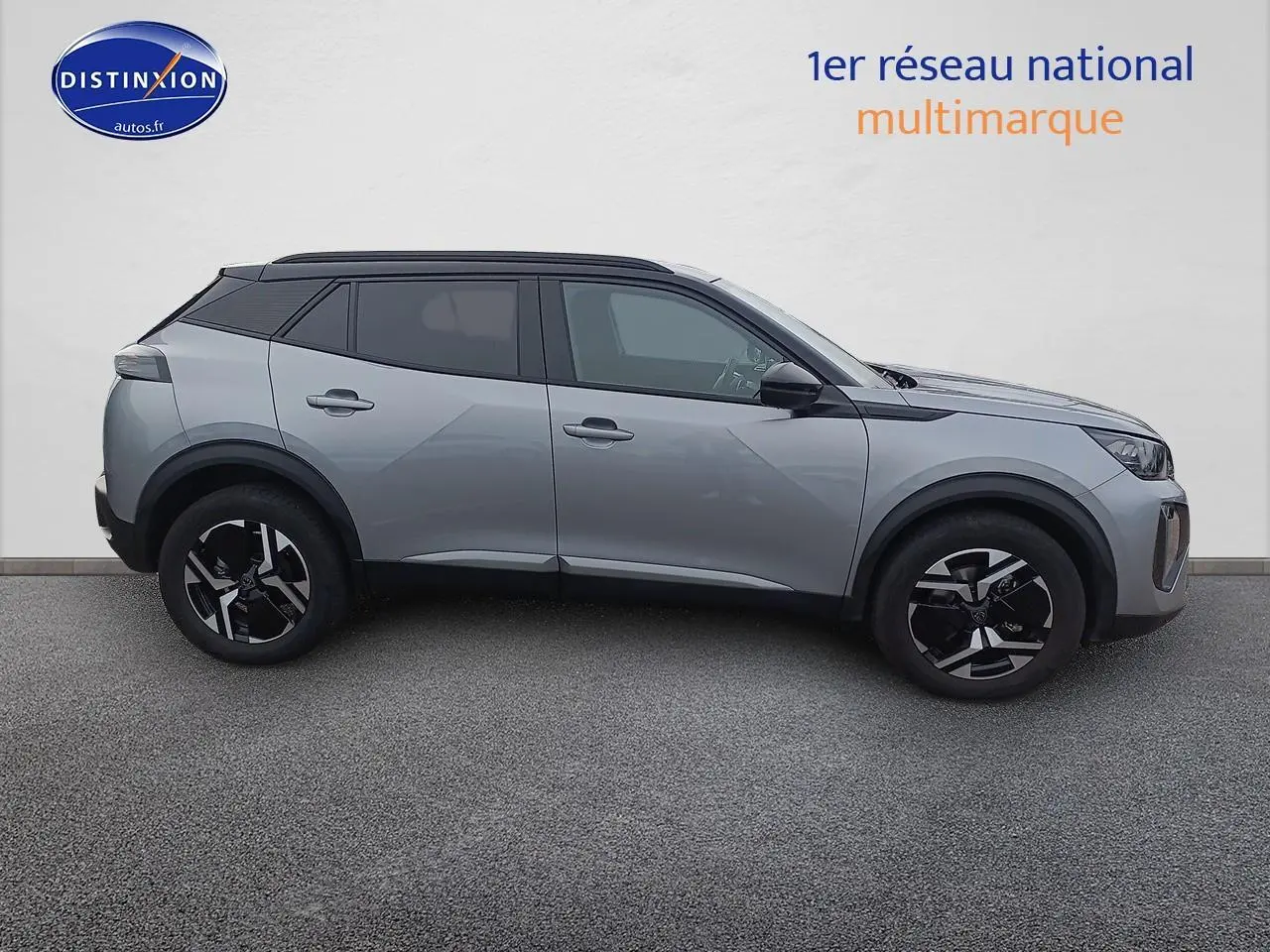 Profil droit d’un Peugeot 2008 1.2 hybrid 145 GT e-DCS6 gris Artense avec jantes alu noires et toit noir.