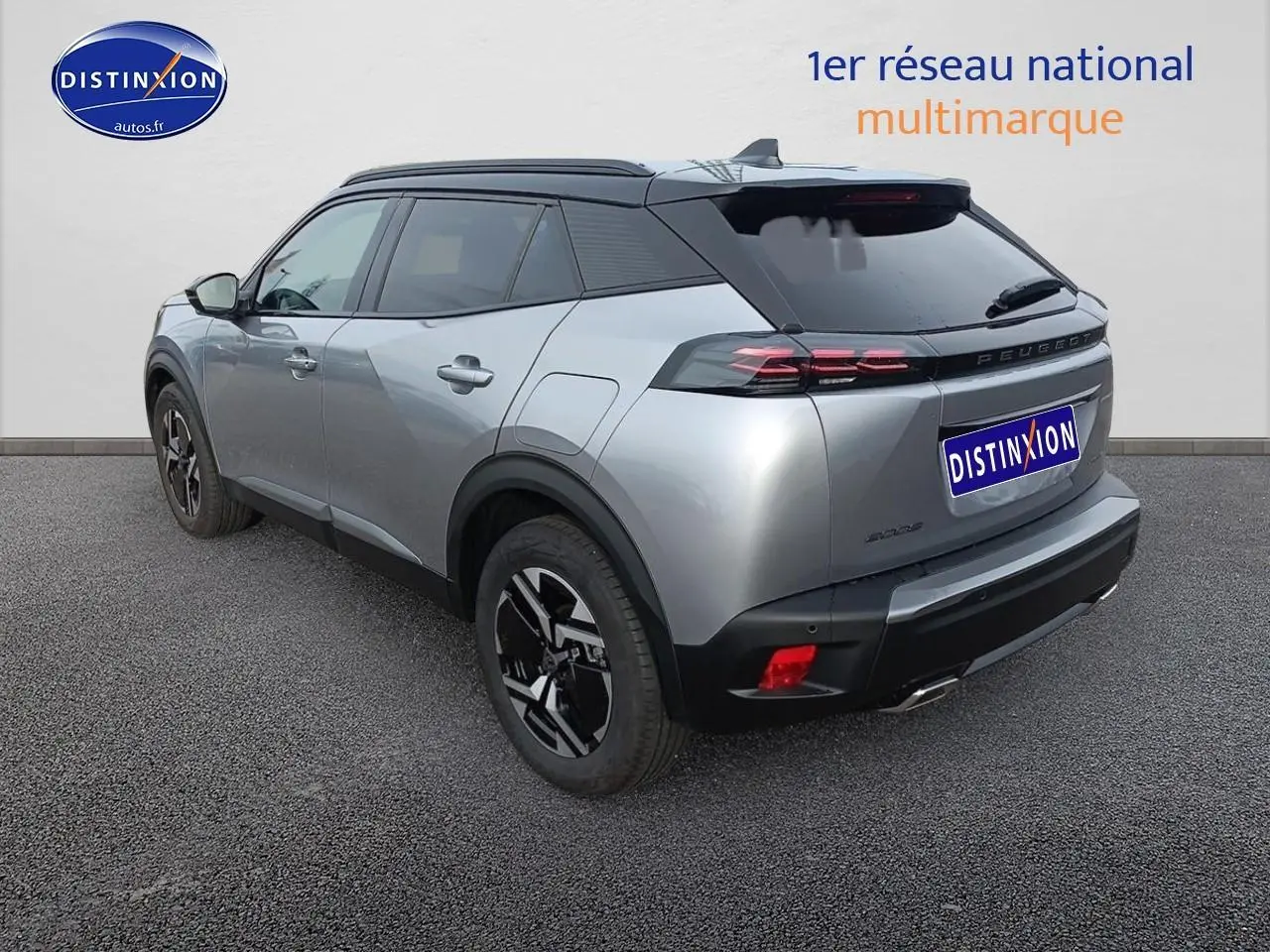 Vue 3/4 arrière droite du Peugeot 2008 hybride 2025 en gris Artense avec toit noir et jantes alu noires.