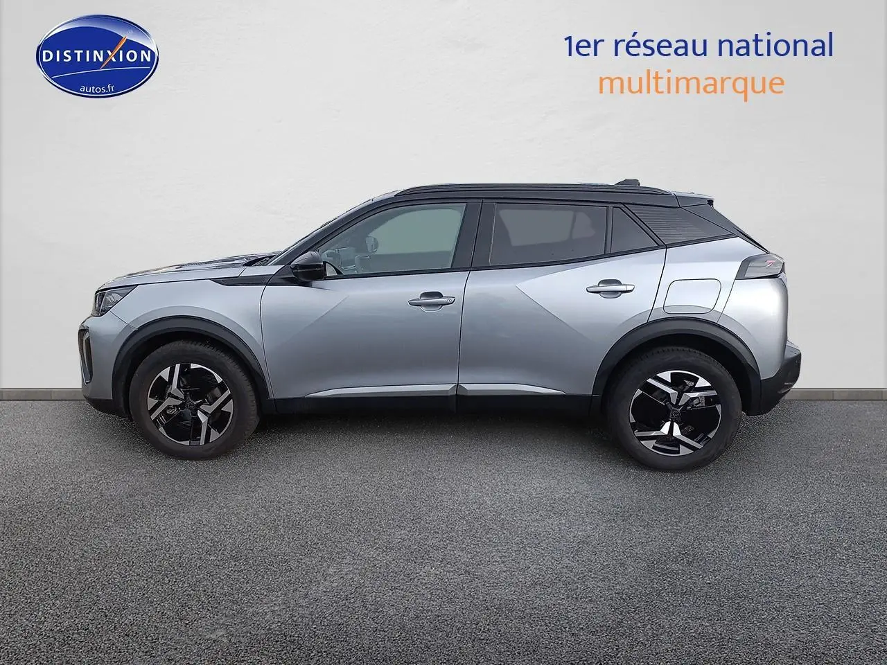 Vue de profil côté gauche d’un Peugeot 2008 1.2 hybrid 145 GT e-DCS6 gris Artense avec jantes alu noires et toit noir.