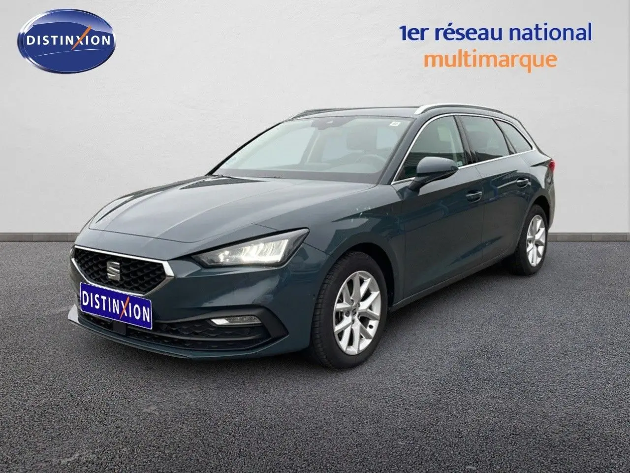 SEAT Leon IV 1.5 TSI gris Fiord en 3/4 avant droit, avec feux LED et jantes alliage 16 pouces.