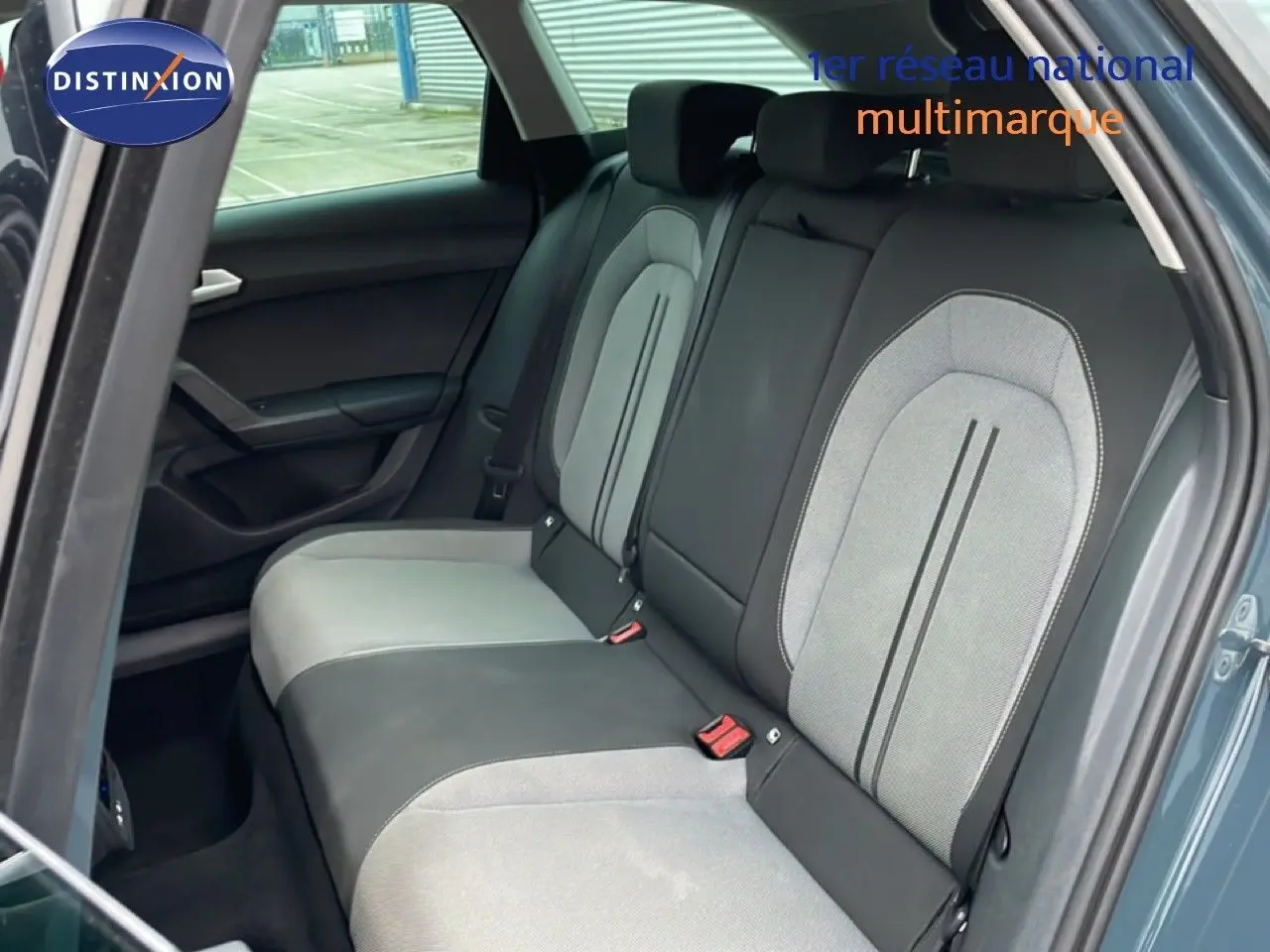 Vue intérieure arrière montrant les sièges gris clair et noir du SEAT Leon IV 1.5TSI 115 DSG Style 25e Anniversaire 2025.