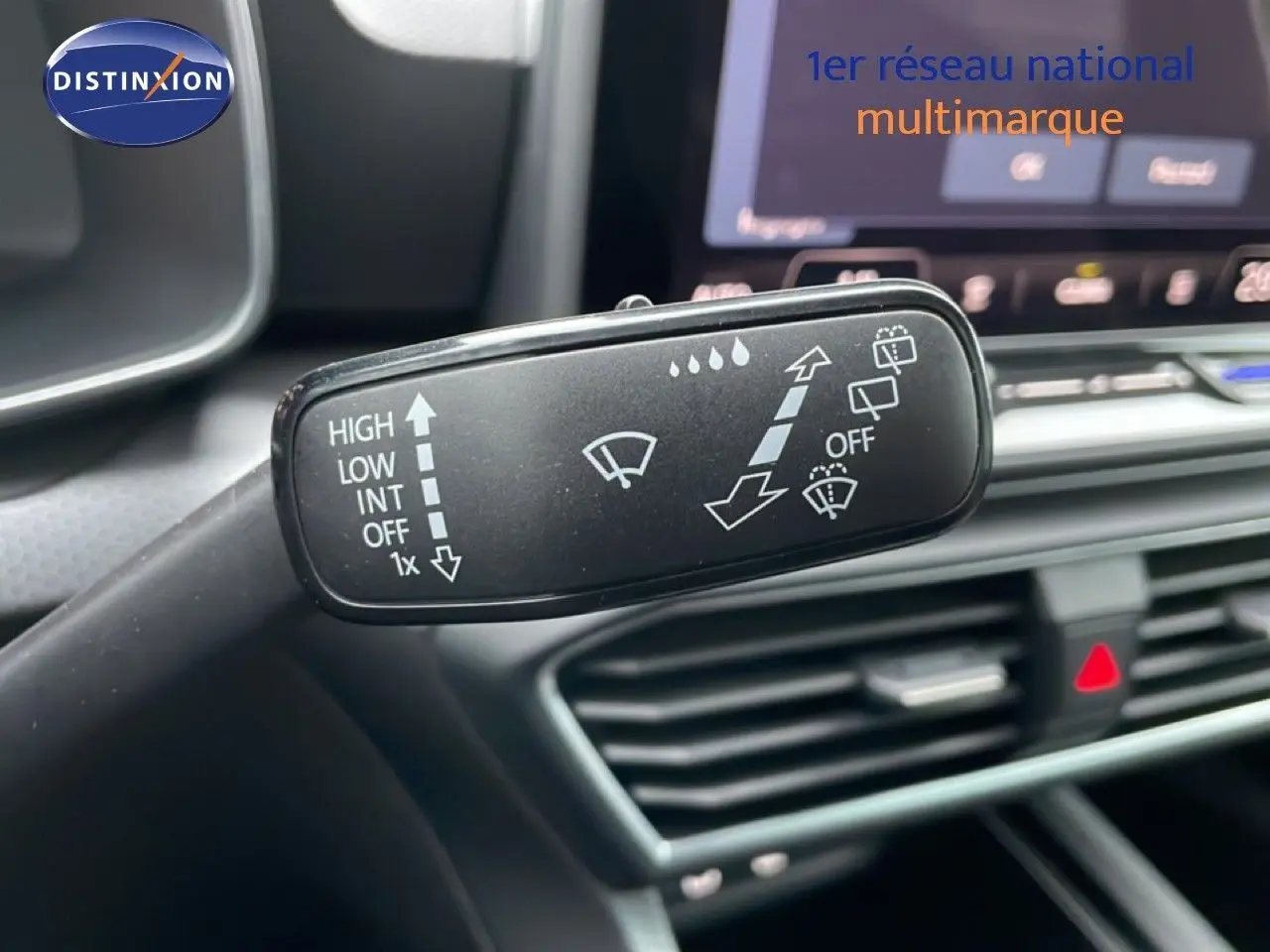 Gros plan sur la commande des essuie-glaces dans l’habitacle gris d’une SEAT Leon IV 1.5 TSI 115 DSG Style 2025.
