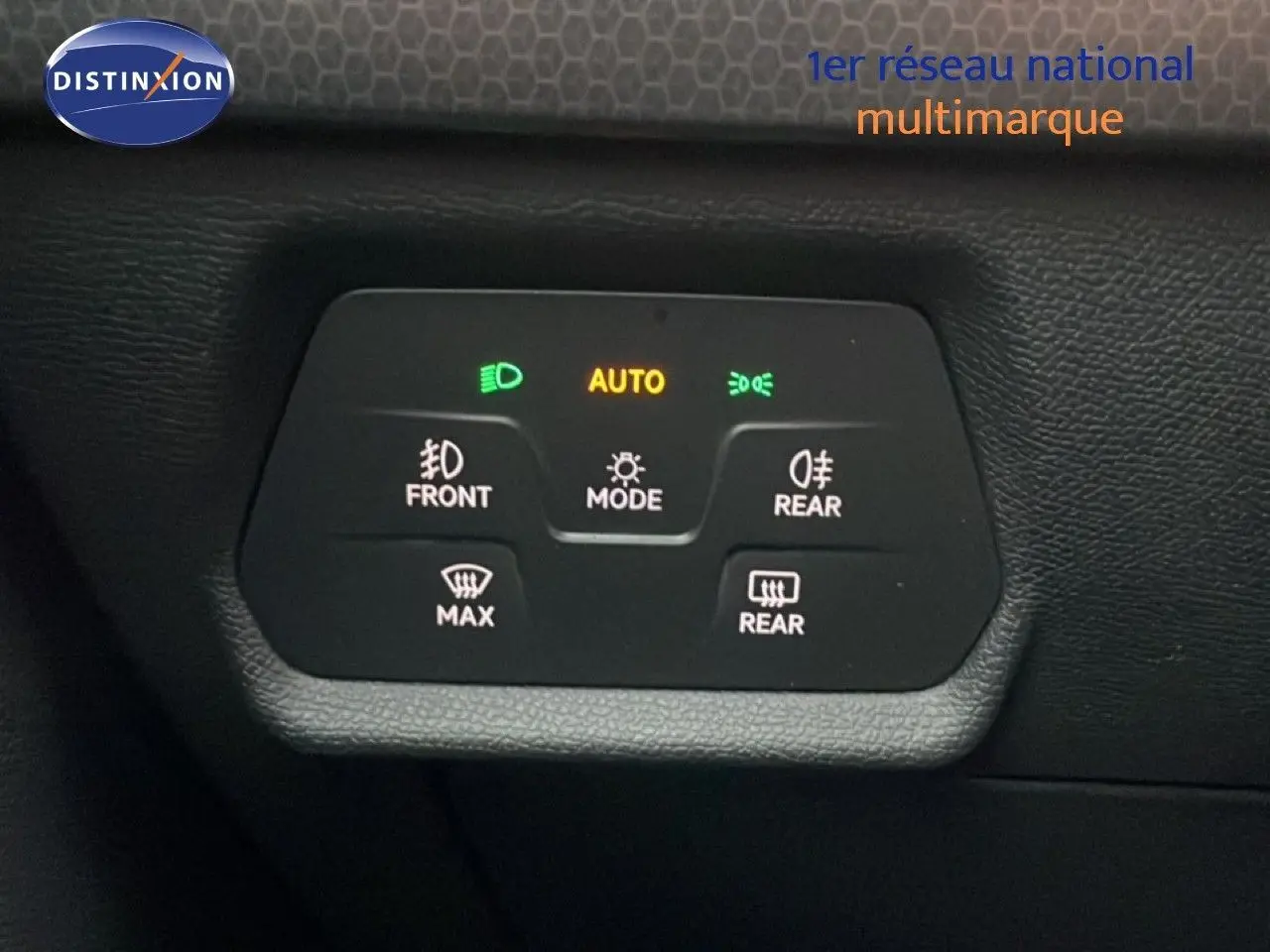 Panneau de commande des feux et dégivrage avec éclairage automatique dans l’habitacle noir d’une SEAT Leon gris fiord.