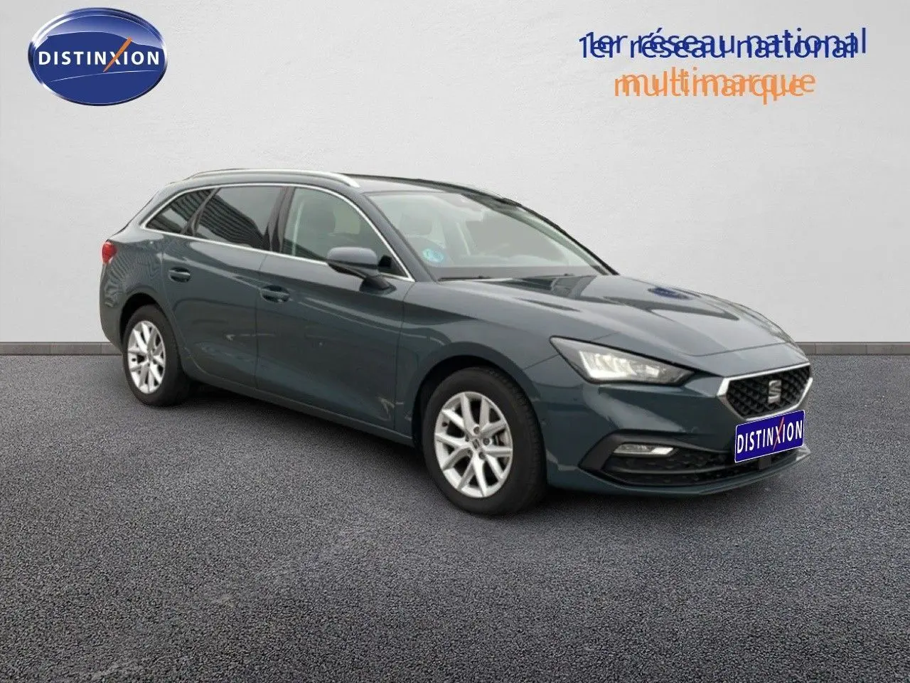 SEAT Leon IV 1.5 TSI gris Fiord vue 3/4 avant droit, break élégant avec jantes alliage et phares LED allumés.