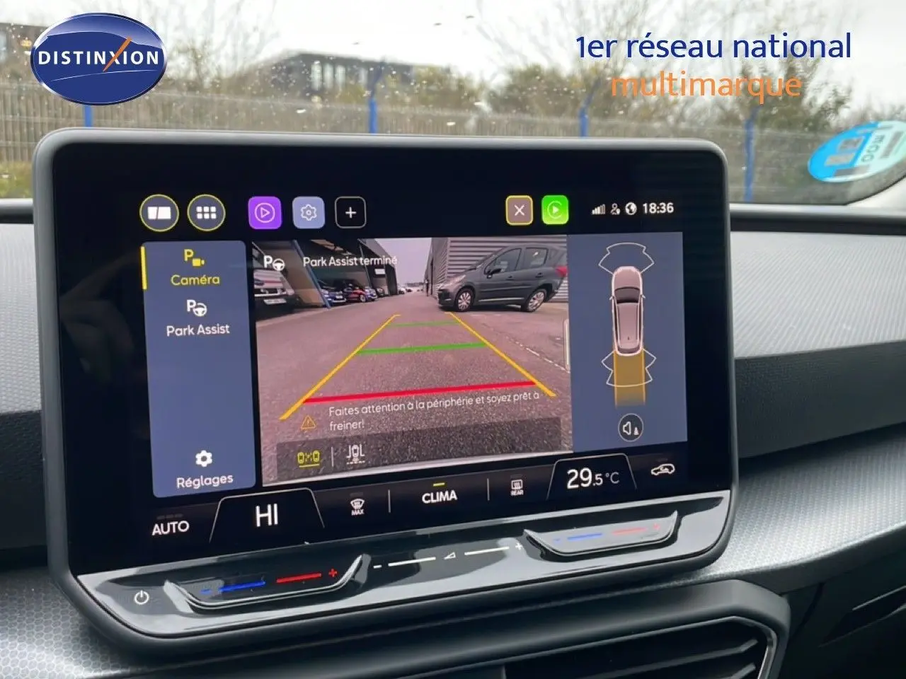 Vue intérieure centrée sur l’écran tactile du système d’aide au stationnement de la SEAT Leon gris Fiord 2025.