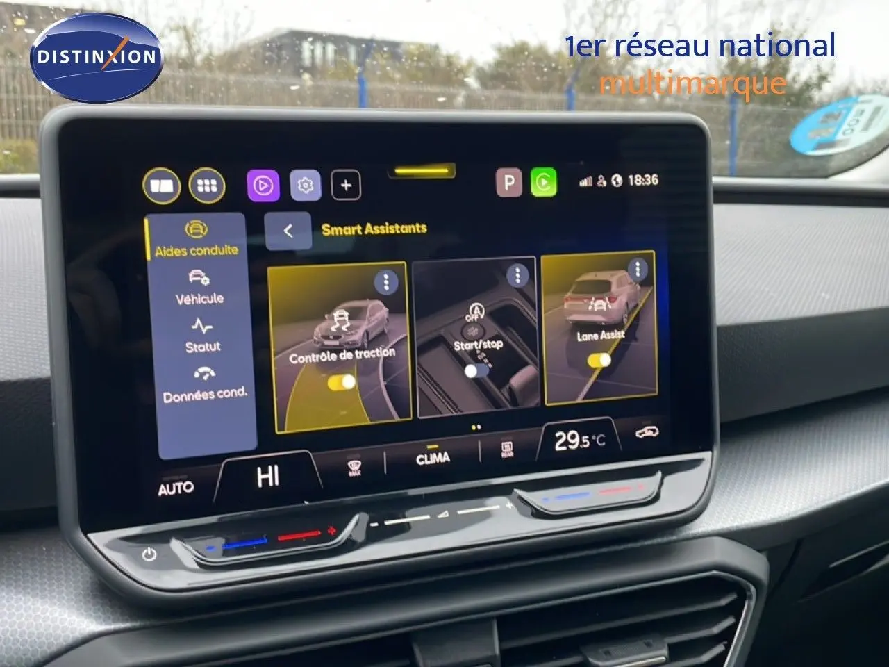Vue intérieure centrée sur l'écran tactile du tableau de bord de la SEAT LEON gris Fiord, affichant les assistants de conduite.