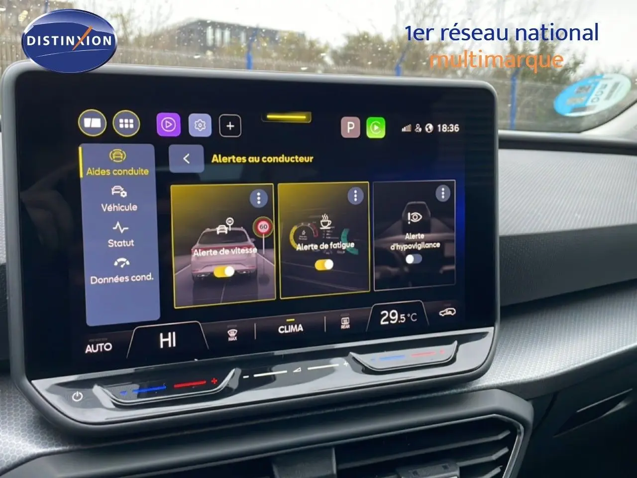 Écran tactile central du tableau de bord de la SEAT LEON IV gris Fiord, affichant les alertes au conducteur.