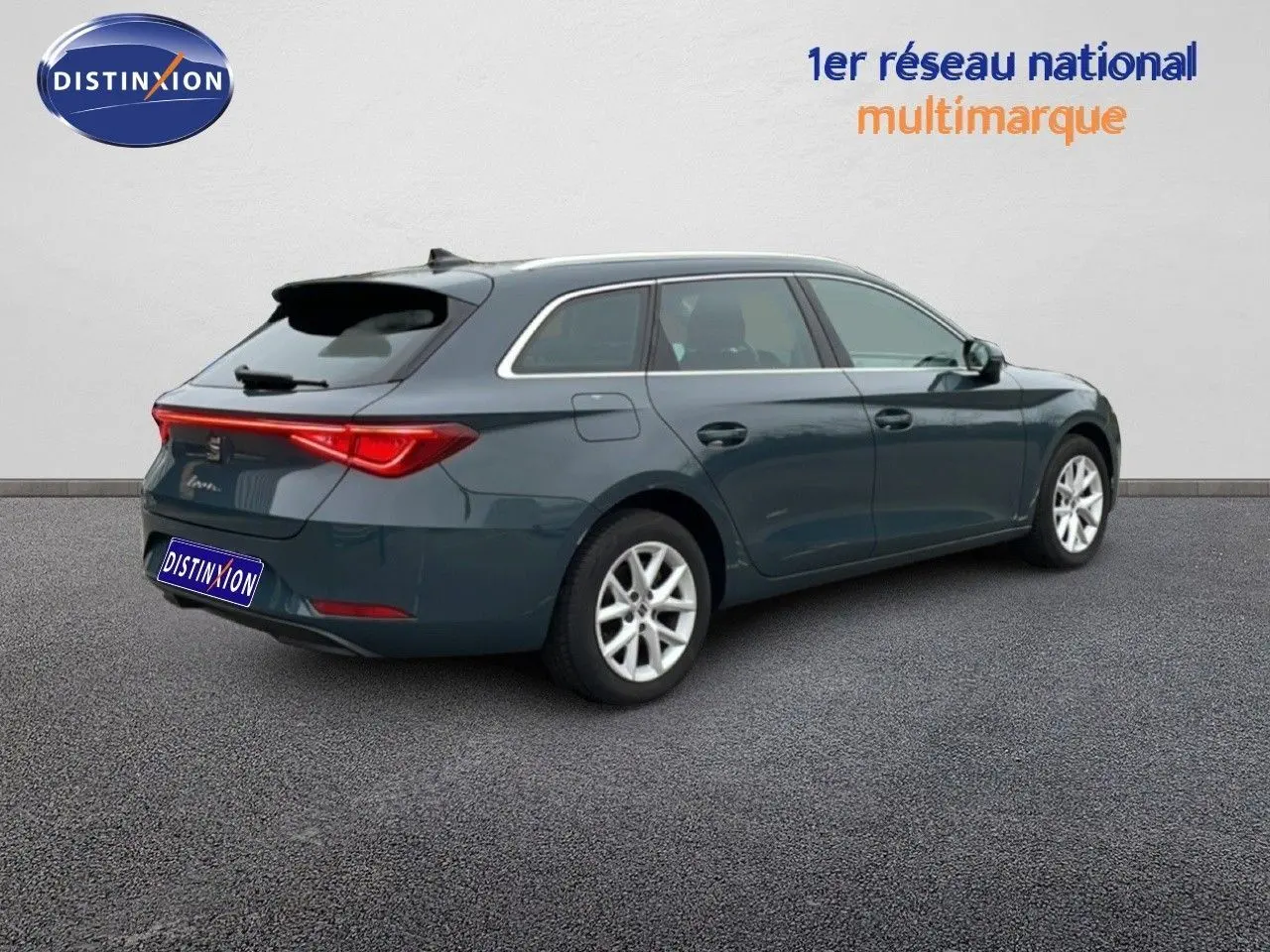 SEAT Leon IV gris Fiord en break, vue 3/4 arrière droit, avec feux arrière LED et jantes alliage.