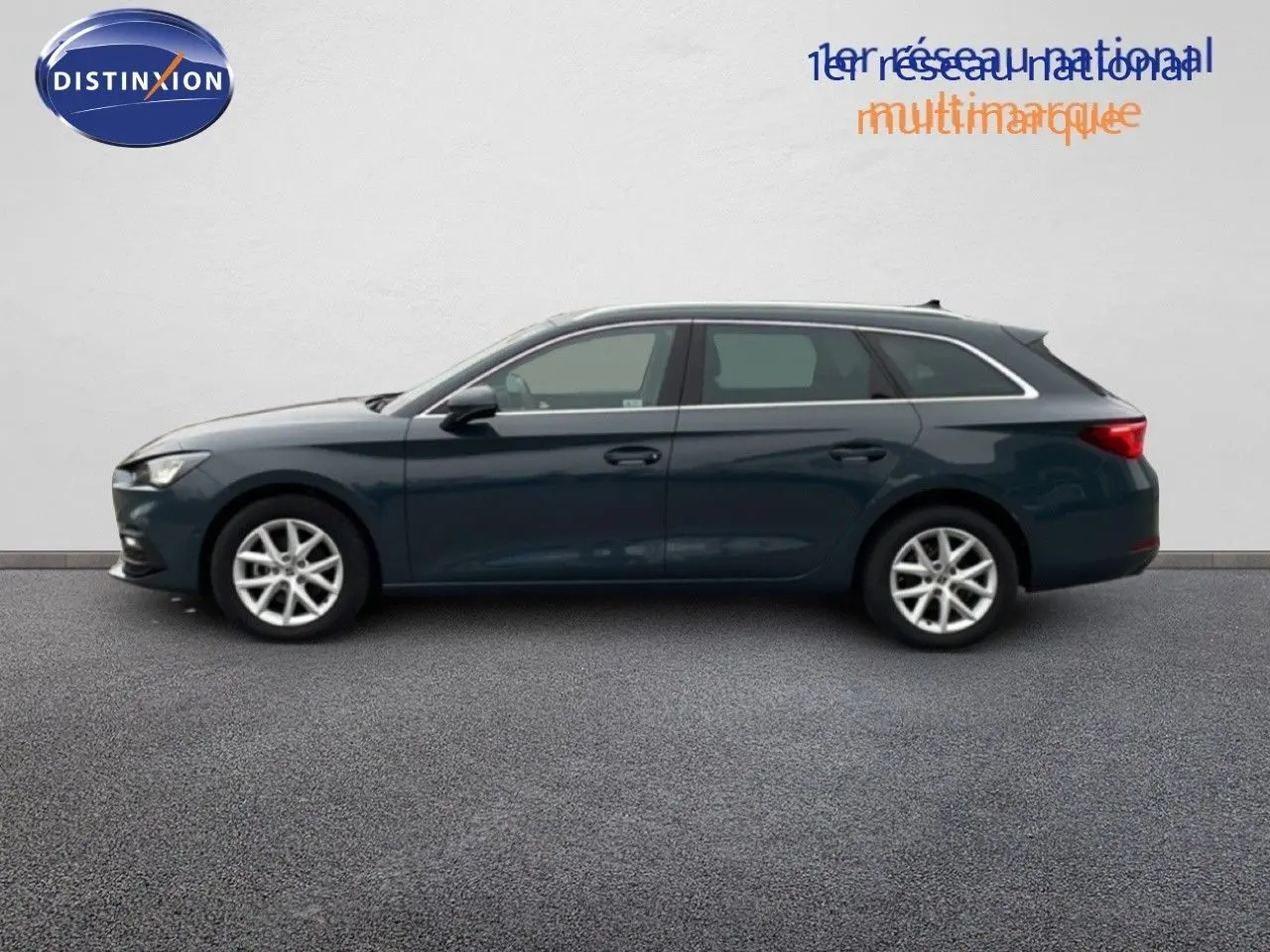 Profil côté gauche d'une SEAT LEON IV gris fiord, break 5 portes, avec jantes alliage et lignes épurées.