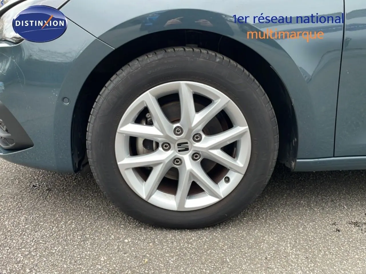 Gros plan sur la roue avant gauche d'une SEAT LEON IV gris Fiord avec jante alliage 16 pouces.