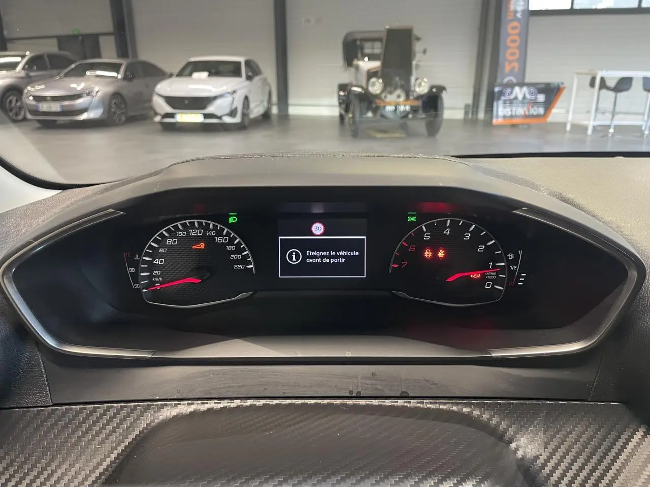 Vue rapprochée du combiné d'instruments numérique Peugeot 208 2024 avec affichage digital et compte-tours.