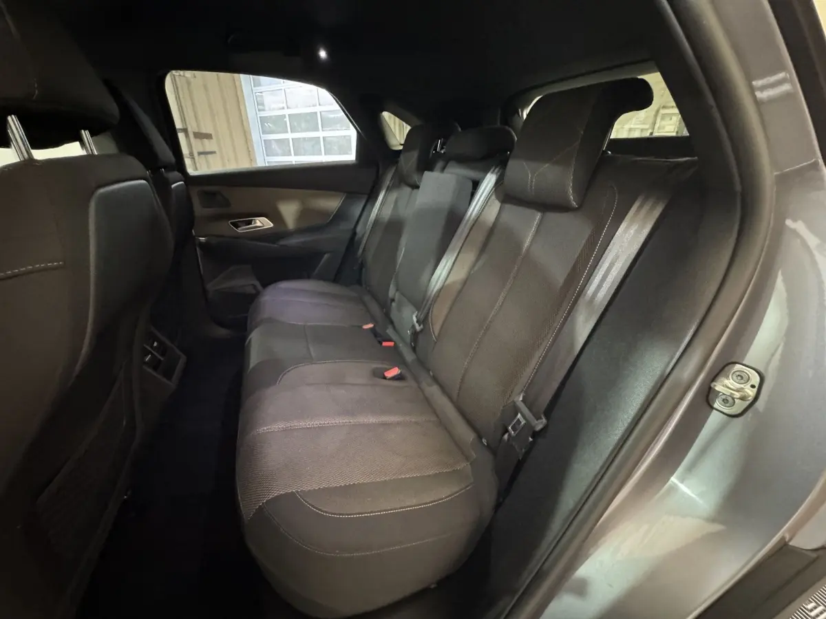 Vue intérieure côté droit sur la banquette arrière grise foncée du DS7 Crossback E-TENSE 225 Bastille+ avec ceinture et appuie-têtes.