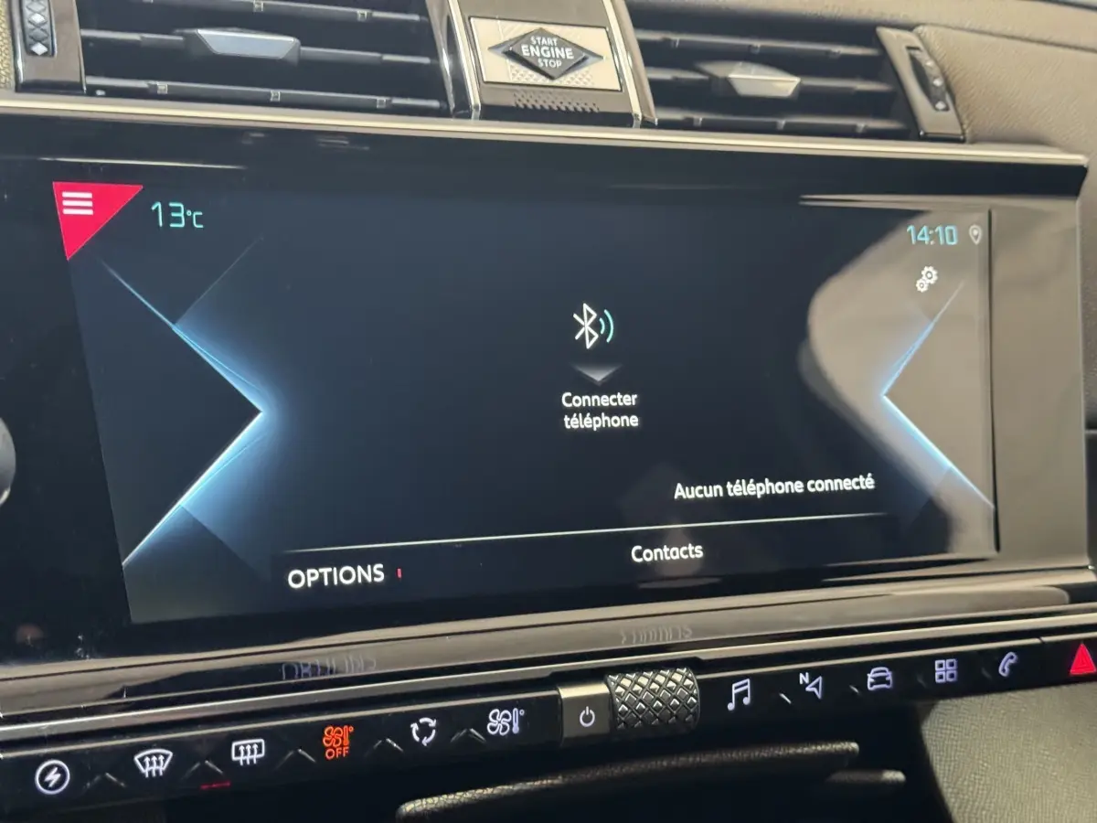 Vue rapprochée de l’écran tactile central du DS7 Crossback gris foncé, affichant la connexion Bluetooth téléphone.