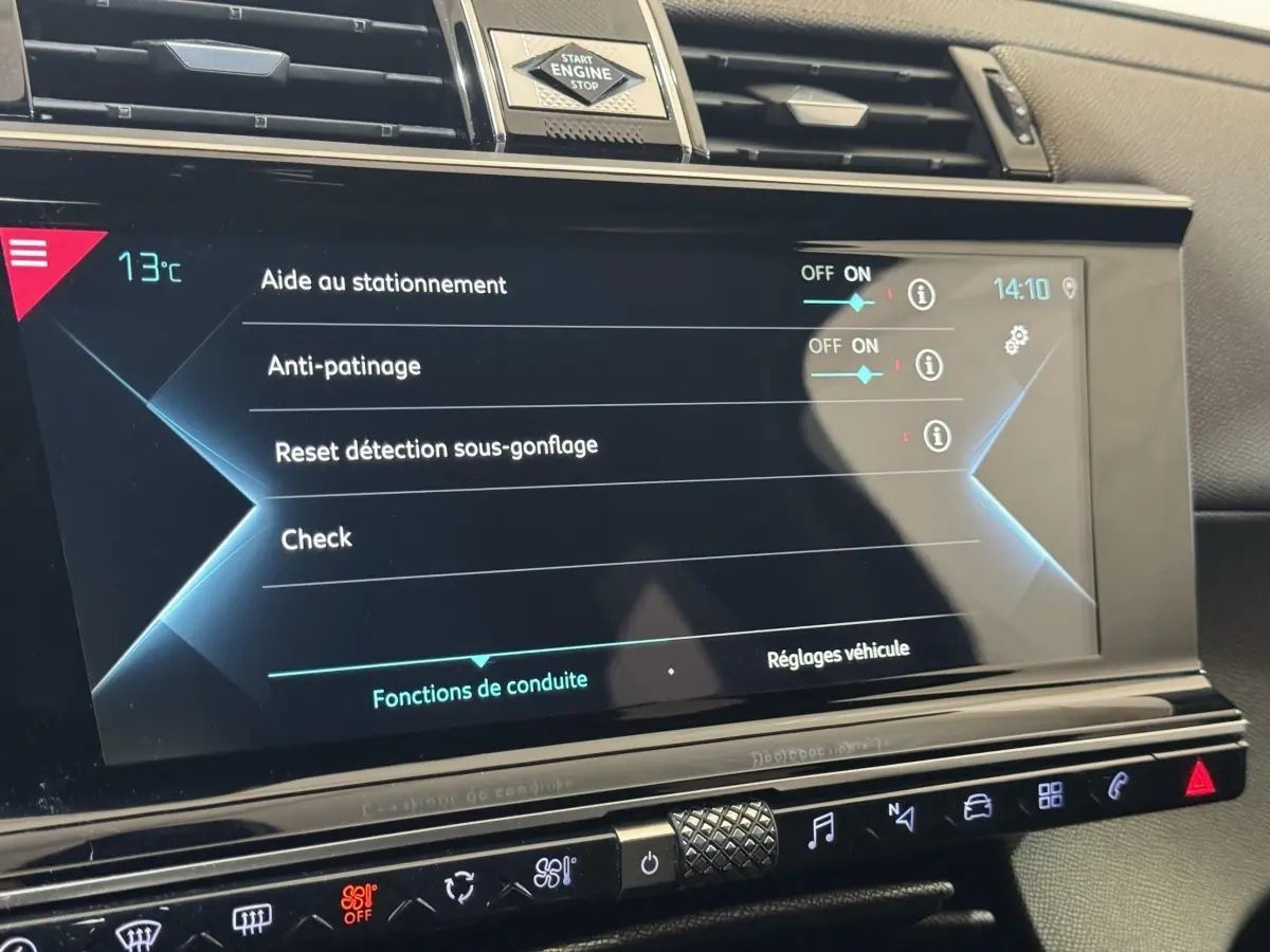 Gros plan sur l’écran tactile central du DS7 Crossback gris foncé, affichant les réglages d’aide à la conduite.
